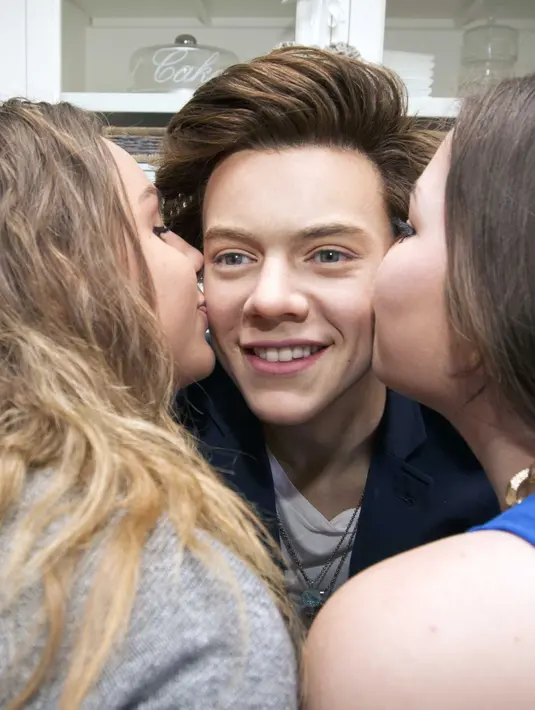 Mencium patung lilin Harry Styles menjadi kesenangan tersendiri bagi para penggemar wanita ini. Harry Styles yang tergabung dalam grup One Direction memang memiliki wajah rupawan yang disukai para wanita. (Bintang/EPA)