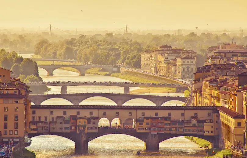 Ponte Vecchio, Florence, Italia. (Sumber Foto: touropia.com)