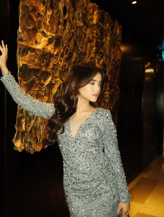 Di bantu fashion stylist Belly Iverzon, Fuji terlihat memukau dibalut sequin dress yang mewah nuansa warna abu-abu.  [@fuji_an]