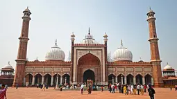 Penduduk kota New Delhi terhimpit dalam kabut asap beracun yang menyelimuti ibu kota negara India tersebut pada Senin 18 November 2024. (Sajjad HUSSAIN/AFP)