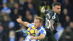 Striker Huddersfield, Laurent Depoitre, berebut bola dengan bek Manchester City, Nicolas Otamendi, pada laga Premier League di Stadion John Smith, Huddersfield, Minggu (26/11/2017). Huddersfield kalah 1-2 dari City. (AP/Danny Lawson)