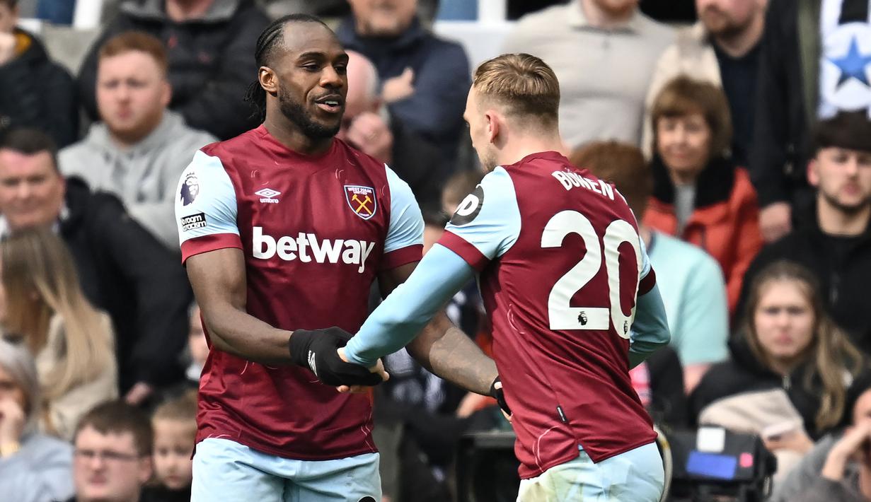 Striker asal Jamaika berusia 34 tahun kelahiran 28 Maret 1990, Michail Antonio saat ini tengah menjalani musim kelima bersama West Ham United di Premier League. Wwest Ham menjadi satu-satunya klub yang dibelanya di Premier League sejak 2015/2016 setelah sebelumya sempat membela dua klub Championship, Sheffield Wednesday dan Nottingham Forest sejak 2014/2015. Hingga kini ia telah bermain dalam 256 laga di Premier League bareng The Hammers dengan torehan 67 gol dan 33 assist. (AFP/Paul Ellis)