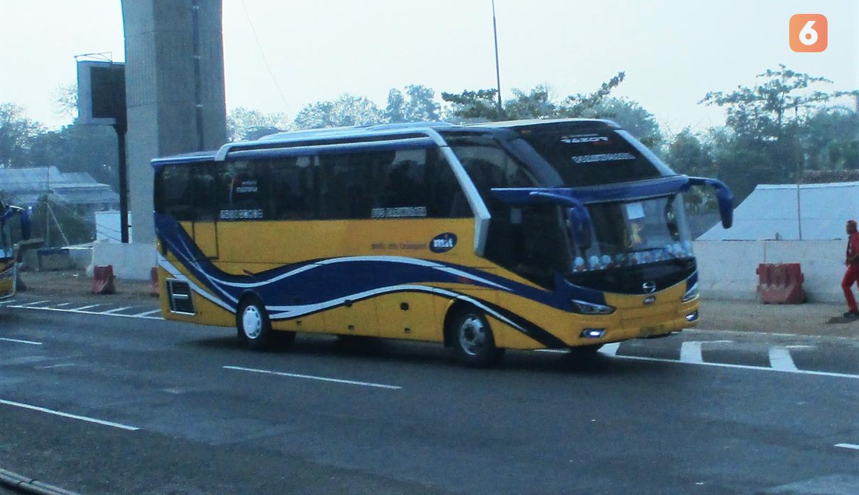 Razor SHD merupakan bus yang diproduksi oleh Karoseri Delima Mandiri. Bus yang dibuat di atas sasis Hino RK8 ini berada pada segmen bus High Deck Double Glass (HDD). Dari segi desain, bus ini memiliki desain yang cukup aerodinamis dengan kaca atas yang merebah. Desain bus makin keren dengan pilar samping berbentuk bumerang dan wajah yang galak dengan Headlamp LED. Bus ini pernah dimiliki oleh Multi Inti Trans, Terang Fajar, dan Mandala.