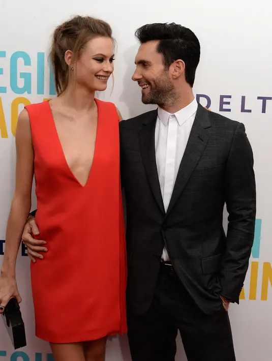 Besarnya cinta Adam Levine untuk Behati Prinsloo sering ia tunjukan. Adam rela menjual satu set apartemen mewahnya untuk membeli rumah baru yang nyaman di California. (AFP/Bintang.com)