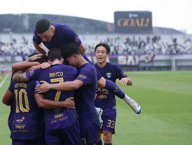 Pemain Persita Tangerang merayakan gol mereka ke gawang PSIM Yogyakarta dalam pertandingan pekan kesembilan BRI Super League di Indomilk Arena, Tangerang, Banten pada Jumat (17/10/2025) sore WIB. (Bola.com/M Iqbal Ichsan)
