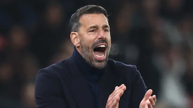 Foto: Gaya Cool Ruud van Nistelrooy saat Membawa MU Menaklukkan Leicester City di Carabao Cup