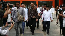 Basuki Tjahaja Purnama saat tiba untuk menghadiri acara Maulid Nabi Muhammad SAW 1438 H di kediaman Ketua umum PPP Djan Faridz, di Jakarta, Senin (12/12). Dalam kesempatan itu, Ahok menyampaikan permohonan maaf kepada umat Islam (Liputan6.com/Johan Tallo)