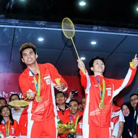 Sambutan meriah warga Jakarta membuat peraih medali emas Olimpiade Rio 2016 Tontowi Ahmad dan Liliyana Natsir terharu. (Bintang.com/Adrian Putra)
