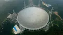 Teleskop Radio terbesar di dunia, Aperture Spherical Telescope atau FAST, terlihat pada hari pertama uji coba di Pingtang, Guizhou, China, Minggu (25/9). Berdiameter 500 meter, teleskop raksasa itu digunakan untuk mendeteksi keberadaan alien. (STR/AFP)