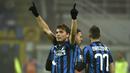 Gelandang Inter Milan, Adem Ljajic, merayakan gol ke gawang Genoa dalam laga Serie A, Minggu (6/12/2015). Inter Milan kembali ke puncak klasemen Serie A setelah menang 1-0 atas Genoa. (AFP/Olivier Morin).