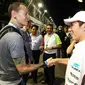 Vokalis Linkin Park Chester Bennington bertemu dengan pembalap Sauber Kamui Kobayashi di Singapore Grand Prix, Marina Bay, 24 September 2011. (en.espn.co.uk)