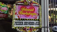 Karangan bunga dari Presiden Jokowi terpajang dalam acara resepsi pernikahan putri Anies Baswedan. (Liputan6.com/Winda Nelfira)