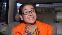 Tersangka kasus dugaan pemberian keterangan palsu dalam persidangan kasus korupsi e-KTP Miryam S Haryani usai diperiksa KPK, Jakarta, Jumat (12/5). (Liputan6.com/Helmi Afandi)  