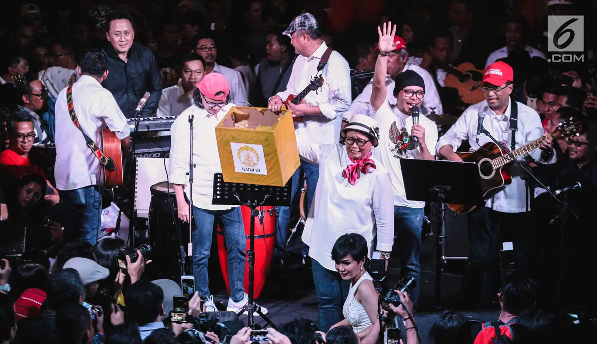 Para menteri yang tergabung dalam grup band Elek Yo Band tampil pada acara malam amal penggalangan dana untuk korban gempa Lombok di Jakarta, Kamis (9/8). Para menteri membawakan dua buah lagu. (Liputan6.com/Faizal Fanani)