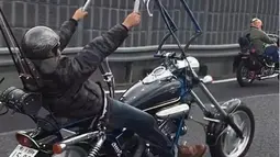 Apa nggak cape tangannya gitu? (Source: Instagram/@f*ckyourbikesucks)