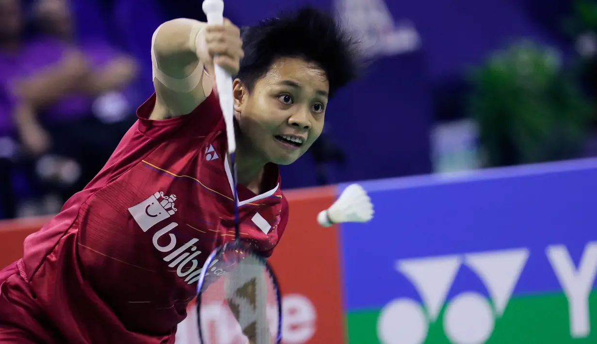 Ganda putri Indonesia Apriyani Rahayu saat laga final Prancis Terbuka 2017 melawan pemain Korea Selatan Lee So Hee/Shin Seung Chan di Stadion Coubertin, Paris (29/10). Greysia/Apriyani unggul 21-17 21-15. (AFP Photo/Thomas Samson)