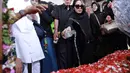 "Lagi sakit ibu sempat nanyain 'kapan nikah?' Aku bingung jawabnya. Aku minta maaf bangat sama ibu belum bisa wujudin, aku minta ibu doakan saja. Yang penting bisa membahagiakan," terangnya seraya menyeka air mata. (Galih W. Satria/Bintang.com)