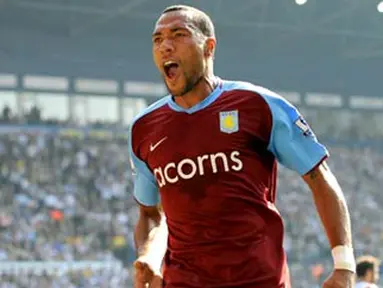 Aston Villa's Norwegian forward John Carew celebrates after scoring during the EPL football match against West Bromwich Albion at The Hawthorns, West Bromwich, central England, on September 21 2008. AFP PHOTO / ANDREW YATES
