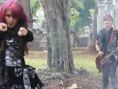 The Virgin beraksi saat proses pembuatan video klip di Museum Taman Prasasti, Jakarta, Sabtu (23/1/2016). Nuansa gothic begitu kental di video klip 'Bungkam' ini. (Liputan6.com/Herman Zakharia)