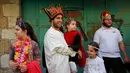 Warga Yahudi mengenakan kostum-kostum unik saat merayakan Hari Purim di Jalan al-Shuhada, Kota Hebron, Tepi Barat, Kamis (1/3). (AFP PHOTO/HAZEM BADER)