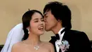 Yun Jung Hoon dan Han Ga In bertemu saat membintangi drama Yellow Handkerchief pada 2003 silam. Setelah itu, mereka memutuskan berkencan dan 2 tahun kemudian mereka pun menikah. (Foto: soompi.com)