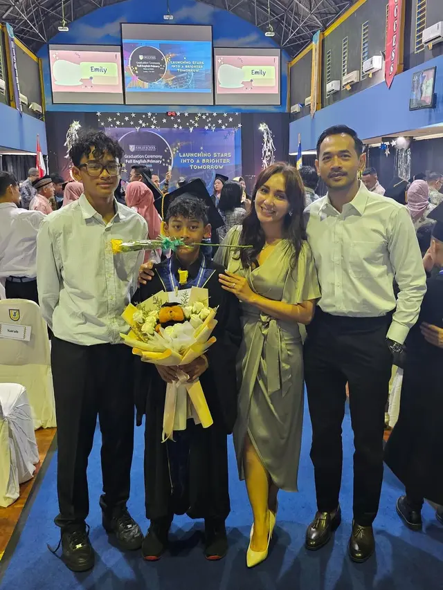 Potret Outfit 5 Pasangan Artis di Momen Kelulusan Anak 2025, Inspirasi Gaya