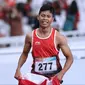 Atlet para-atletik Indonesia, Sapto Yogo Purnomo usai laga lari nomor 100 meter T37 pria yang  digelar di Stadion GBK, Jakarta, Selasa (9/10). Ini menjadi medali emas kedua Sapto di Asian Para Games 2018. (Liputan6.com/Helmi Fithriansyah)