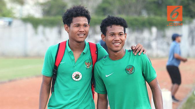 Si kembar di Timnas Indonesia U-16,  Amiruddin Bagas Kaffa (kiri) dan Amiruddin Bagus Kahfi. (Bola.com/Aditya Wany)