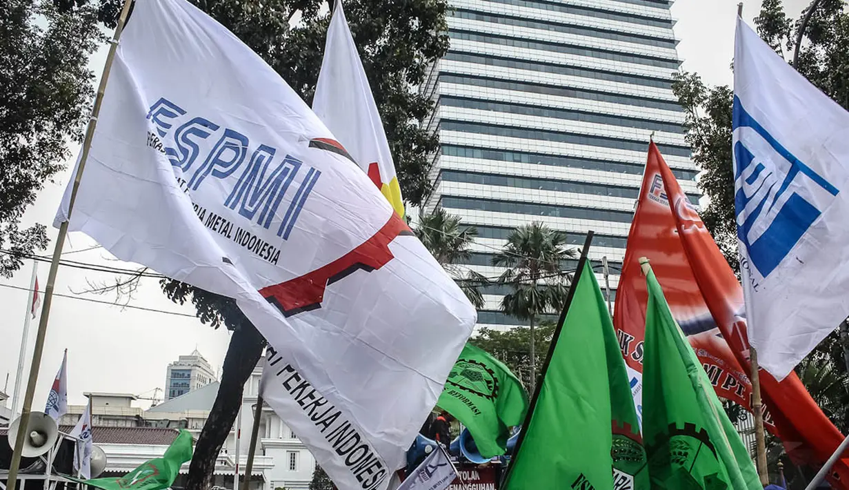 Para buruh juga terlihat membawa spanduk dan bendera bertuliskan KSPI, FSPMI, SPN, dan lainnya di depan Balaikota, Jakarta, Rabu (22/10/14). (Liputan6.com/Faizal Fanani) 