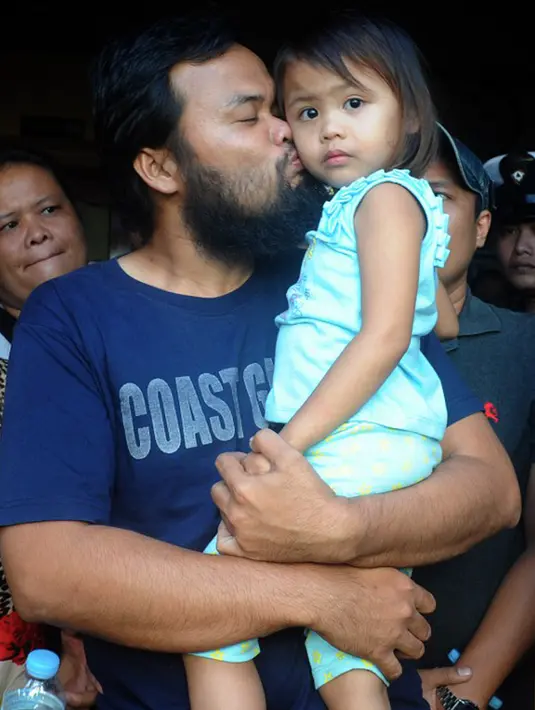 Rodlyn Allain Pagaling mencium putrinya Allian saat bertemu kembali dengan keluarganya di Manila, Filipina, (21/8/2015). Pagaling dan Villaruz kabur saat operasi penyerbuan pasukan komando di pulau terpencil di Filipina selatan. (AFP PHOTO/Jay Directo)