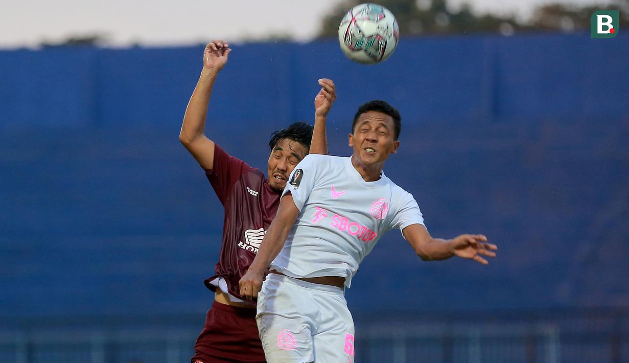 Pemain PSM Makassar, Arfan (kiri) berebut bola dengan pemain Persikabo 1973, Roni Sugeng Ariyanto dalam lanjutan pertandingan babak penyisihan Grup D Piala Presiden 2022 antara PSM Makassar menghadapi Persikabo 1973 di Stadion Kanjuruhan, Malang, Jawa Timur, Rabu (15/6/2022). (Bola.com/Arief Bagus)