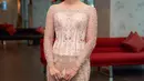 Dalam agenda ‘Kebaya Indonesia menuju UNESCO’, Erina mengenakan kebaya sabrina bernuansa champagne dan kain songket nuansa emas.