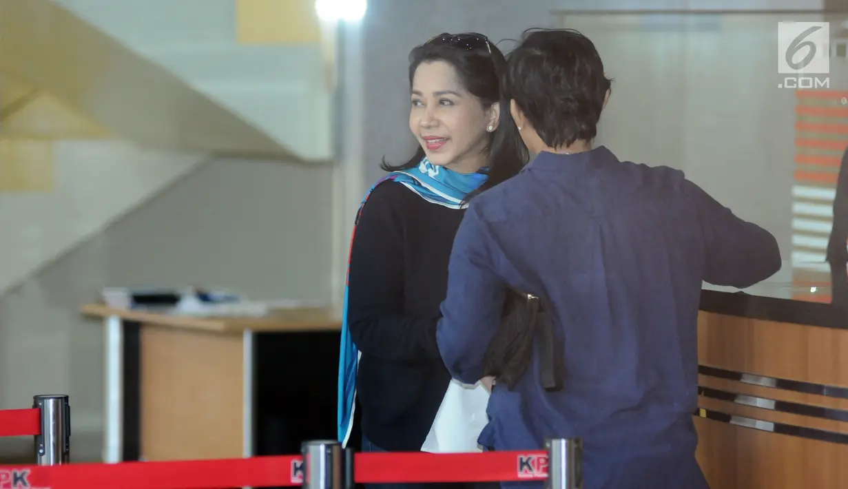 Penyanyi Istiningdiah Sugianto atau Iis Sugianto (kiri) bersiap keluar Gedung KPK, Jakarta, Senin (15/1). Iis diperiksa sebagai saksi dugaan suap pengadaan mesin Rolls-Royce pesawat Airbus milik PT Garuda lndonesia Tbk. (Liputan6.com/Helmi Fithriansyah)