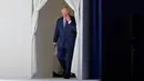 File foto 22 Januari 2020, Pangeran Charles berjalan menuju panggung sebelum berpidato dalam Forum Ekonomi Dunia di Davos, Swiss. Pangeran Charles yang kini berusia 71 tahun positif tertular corona (COVID-19) dan sedang menjalani karantina di Skotlandia. (AP/Markus Schreiber)