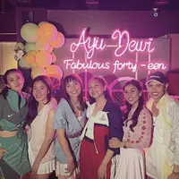 Gaya Geng Cendol Hadir di Kejutan Ulang Tahun Ayu Dewi dengan Tema Tenis. [@nissyaa]