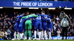 Para pemain Chelsea berkumpul sebelum pertandingan Liga Inggris antara Chelsea dan Brentford di Stamford Bridge di London pada 17 Januari 2026. (Henry NICHOLLS/AFP)
