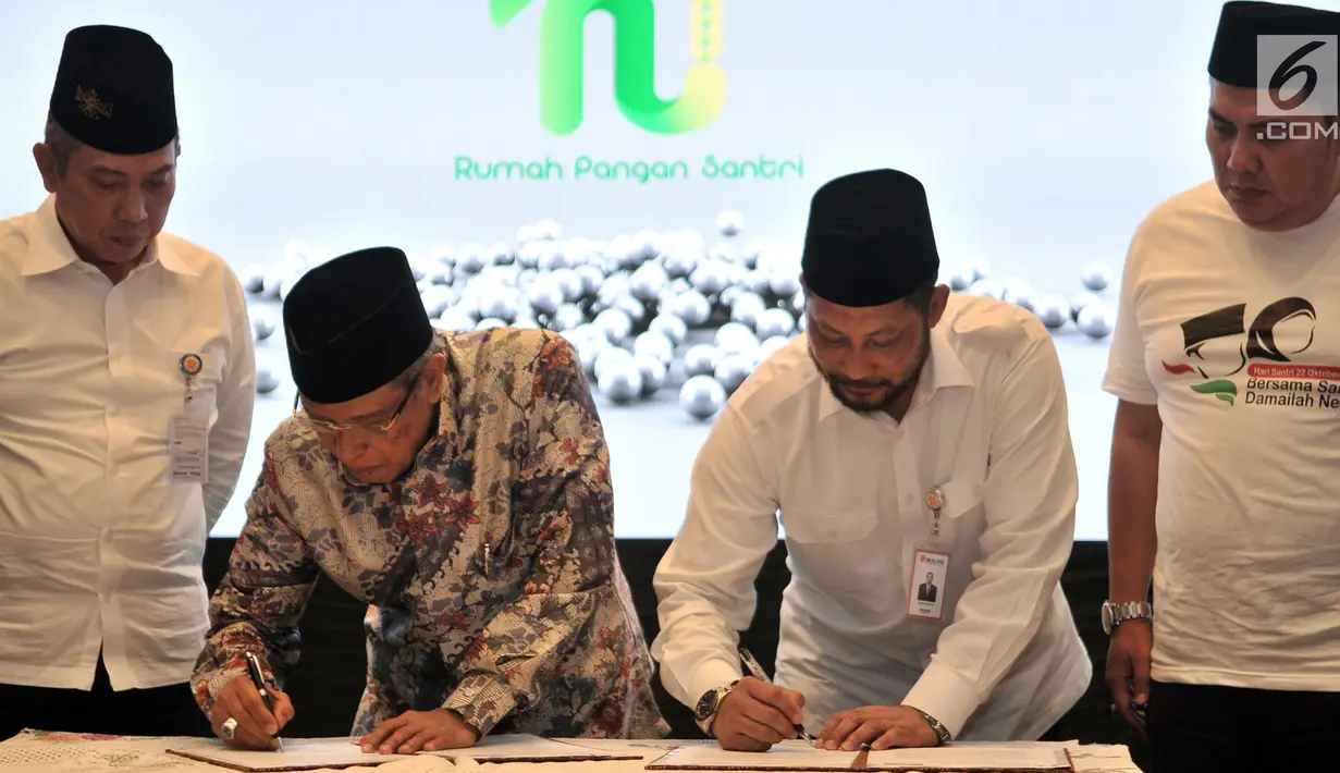 Ketua Umum PBNU Said Aqil Siroj bersama Dirut Bulog Budi Waseso meneken penandatangan MoU saat peluncuran Rumah Pangan Santri di Gedung PBNU, Jakarta, Rabu (3/10). (Merdeka.com/Iqbal S. Nugroho)