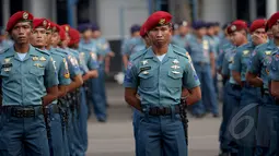 Personil TNI AL mengikuti upacara penyematan tanda jasa di Markas Komando Armada Barat TNI AL, Jakarta, Selasa (24/2/2015). Penghargaan diberikan kepada mereka yang berjasa dalam misi pencarian korban pesawat Air Asia QZ 8501. (Liputan6.com/Faizal Fanani)