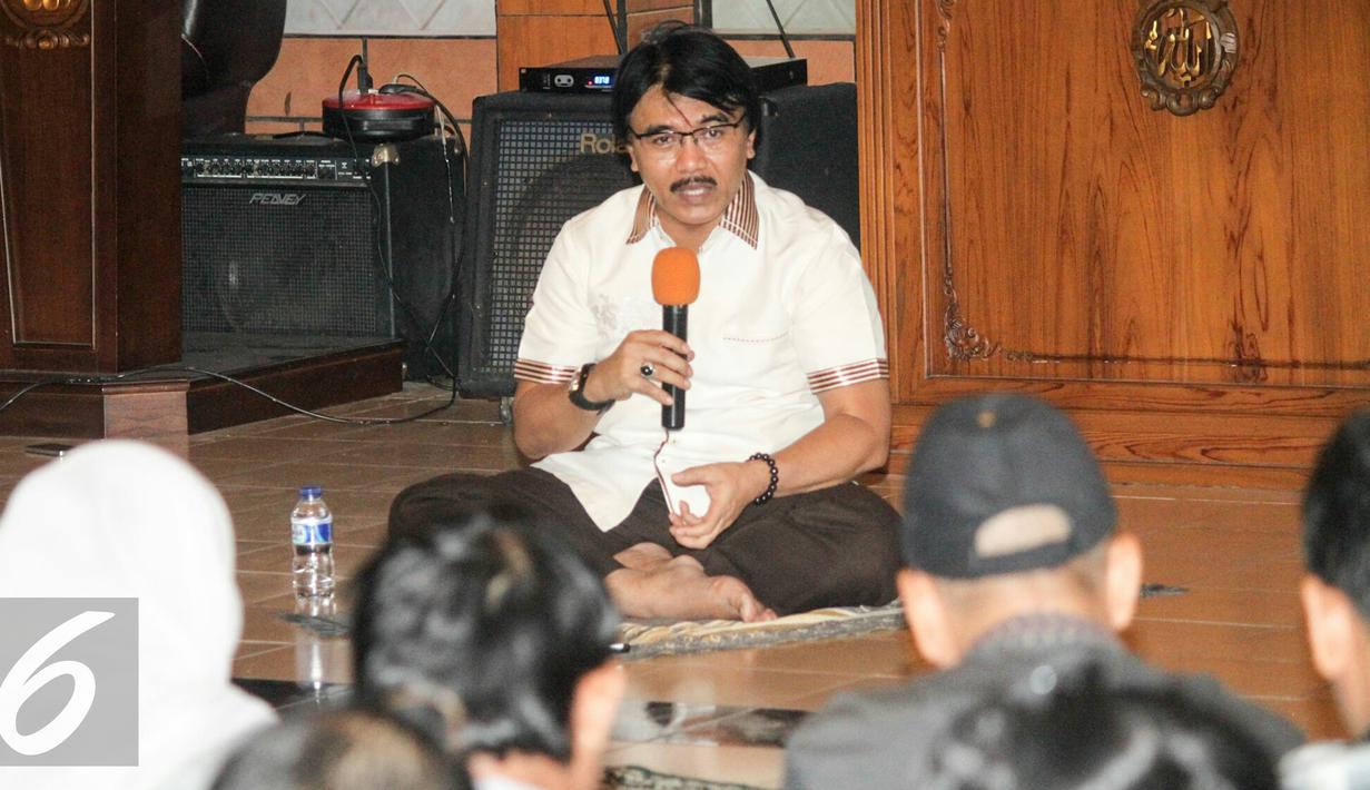 Adhyaksa Dault saat berada di kediamannya, Jalan Pengadegan Selatan, Jakarta Selatan, Senin (7/3/2/2016). Adhyaksa Dault akan deklarasikan pencalonan dirinya sebagai kandidat bakal calon Gubernur DKI Jakarta. (Liputan6.com/Yoppy Renato)