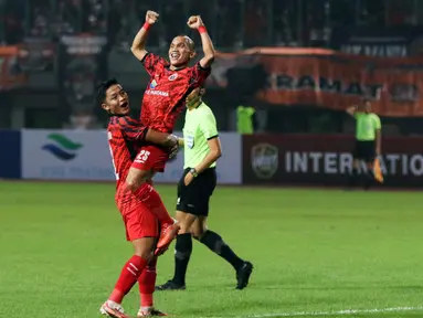 Pemain Persija Jakarta Riko Simanjuntak (kedua kiri) melakukan selebrasi usai mencetak gol ke gawang Ratchaburi FC pada laga persahabatan di Stadion Patriot Candrabhaga, Bekasi, Jawa Barat, Minggu (25/6/2023). Persija Jakarta berhasil menang 1-0 atas klub Thailand tersebut. (Liputan6.com/Herman Zakharia)