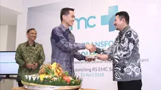 Dirut PT Elang Medika Corpora (EMC) Andya Daniswara memberi potongan tumpeng ke dr David S Perdanakusuma saat soft launching RS EMC di Sentul, Bogor, Jawa Barat, Sabtu (21/4). PT EMC meresmikan nama dan logo RS EMC. (Liputan6.com/Herman Zakharia)