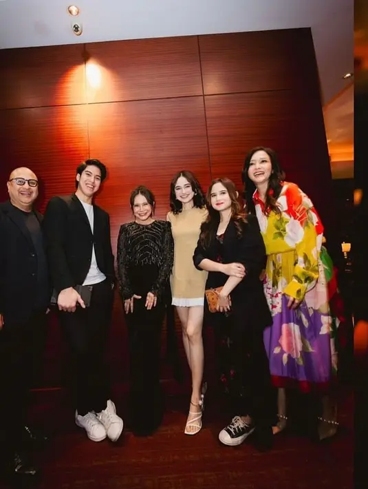 Tampilan couple tak melulu pakai outfit warna senada, saat movie date, keduanya tampil bergaya smart casual dengan padu padan nuansa netral. [@shandypurnamasari/@elsyifa.moment/@armanfebryan].