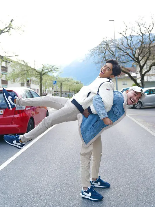 <p>Selain kembaran outerwear, Ruben dan Onyo, sapaan akrab Betrand Peto, juga punya selera sama dalam memilih alas kaki. (Foto: Instagram @ruben_onsu)</p>