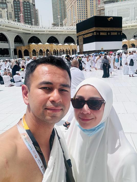 <p>Pasangan suami istri ini berpose bersama dengan latar belakang Ka'bah yang ber-ihram, menandakan musim haji telah tiba. (Foto: Instagram/ raffinagita1717)</p>