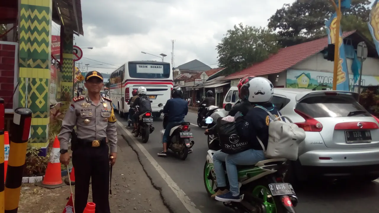 Kapolres Garut AKBP Budi Satria Wiguna mengamankan jalur one way