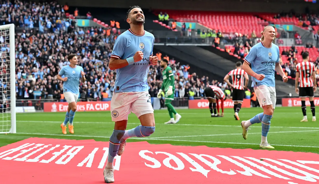 Pemain Manchester City, Riyad Mahrez merayakan gol kedua timnya pada laga semifinal Piala FA 2022/2023 melawan Sheffiled United di Stadion Wembley, London, Minggu (23/04/2023) WIB. The Cityzens sukses meraih kemenangan melalui hattrick Mahrez. (AFP/Glyn Kirk)