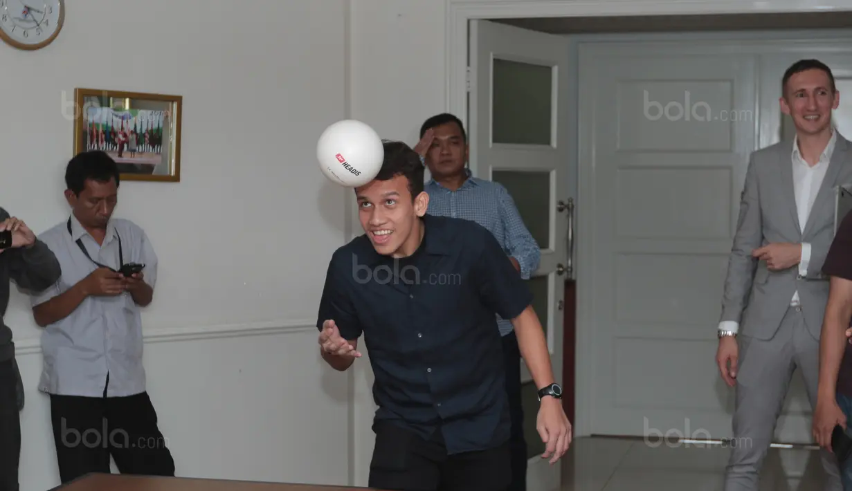 Gaya Egy Maulana Vikri melakukan servis saat beradu skil bermain bola sundul dengan Menpora Imam Nahrawi di Kementrian Pemuda dan Olahraga, Jakarta, (5/1/2018). Egy Maulana memiliki peluang bermain di Eropa tahun 2018. (Bola.com/Nicklas Hanoatubun)
