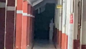 Tangkapan layar video penampakan pocong di bangunan sekolah dasar di Sinjai yang ternyata hanya rekayasa. (Liputan6.com/ Dok Ist)
