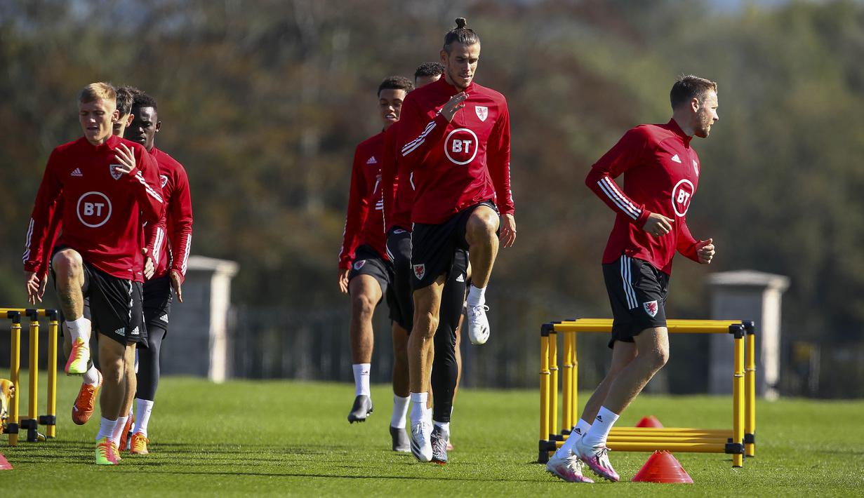 Pemain Timnas Wales, Gareth Bale, tampak serius mengikuti latihan jelang laga UEFA Nations League di Hensol, South Wales, Senin (31/8/2020). Wales akan berhadapan dengan Finlandia. (AFP/Geoff Caddick)