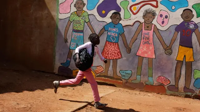 Jumat, 9 Desember 2016, seorang balerina muda berlari melewati sebuah mural ketika dia tiba untuk mengambil bagian dalam pelajaran dari penari balet Kenya Joel Kioko, Nairobi, Kenya.